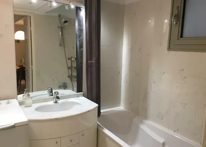Quiet Flat Next To The شقة *