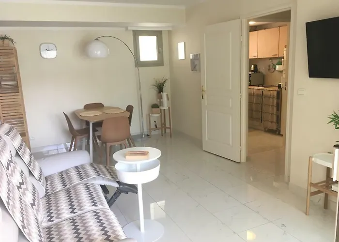 Quiet Flat Next To The شقة نيس